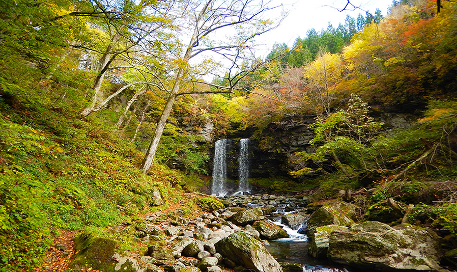 Autumn leaves at Meotodaki Waterfall スライダー画像3