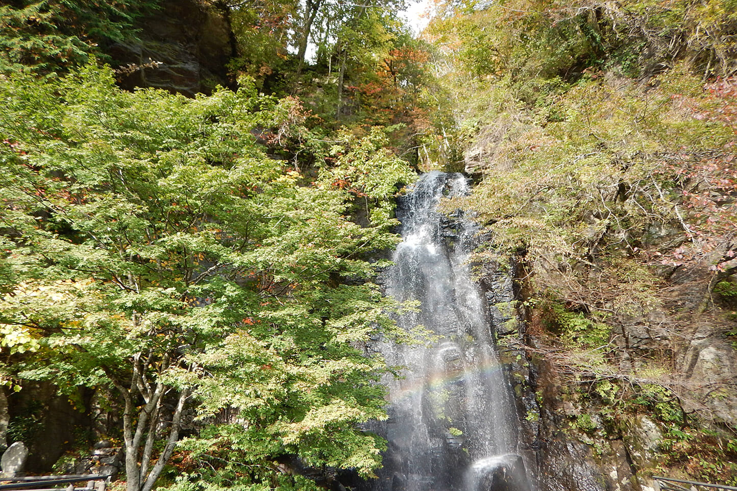Autumn leaves at Komagadaki Waterfall スライダー画像1