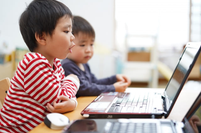 パソコンを使う小さな子供たち