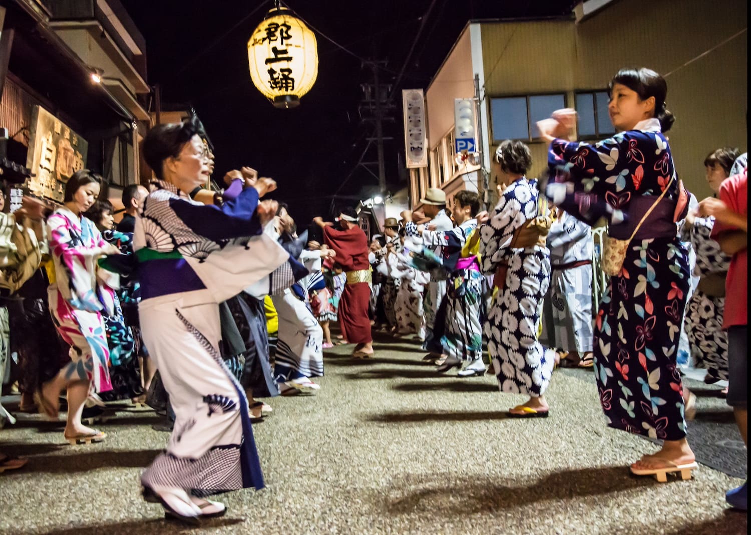 浴衣姿で踊る人々