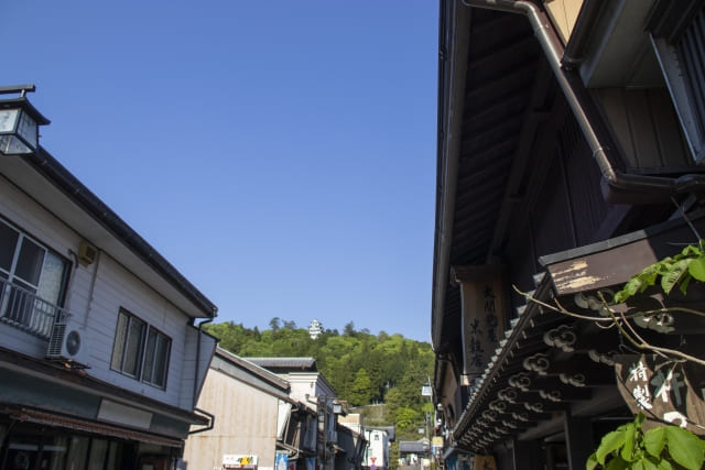 晴わったった空と家