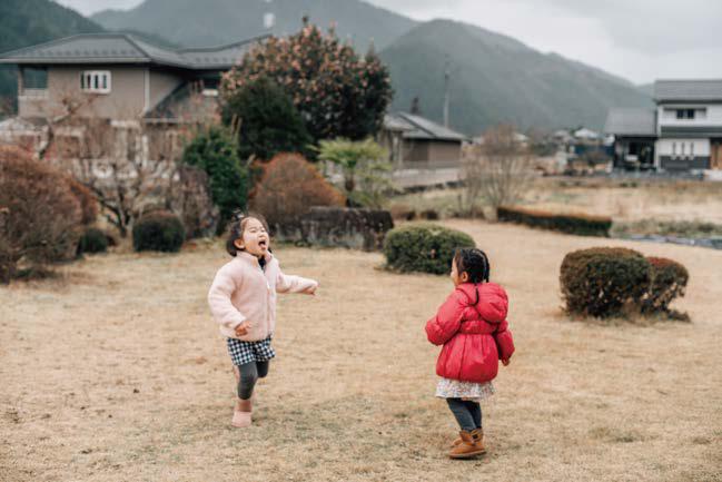 外で元気に遊ぶ子供たち