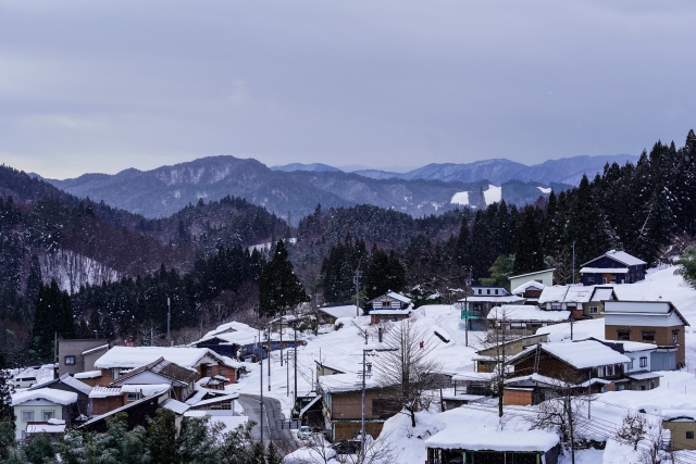 雪が積もった里山の様子