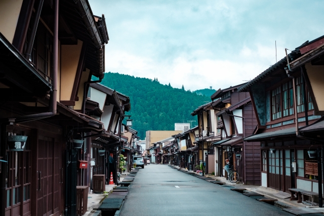 伝統的な家々が立ち並ぶ路地