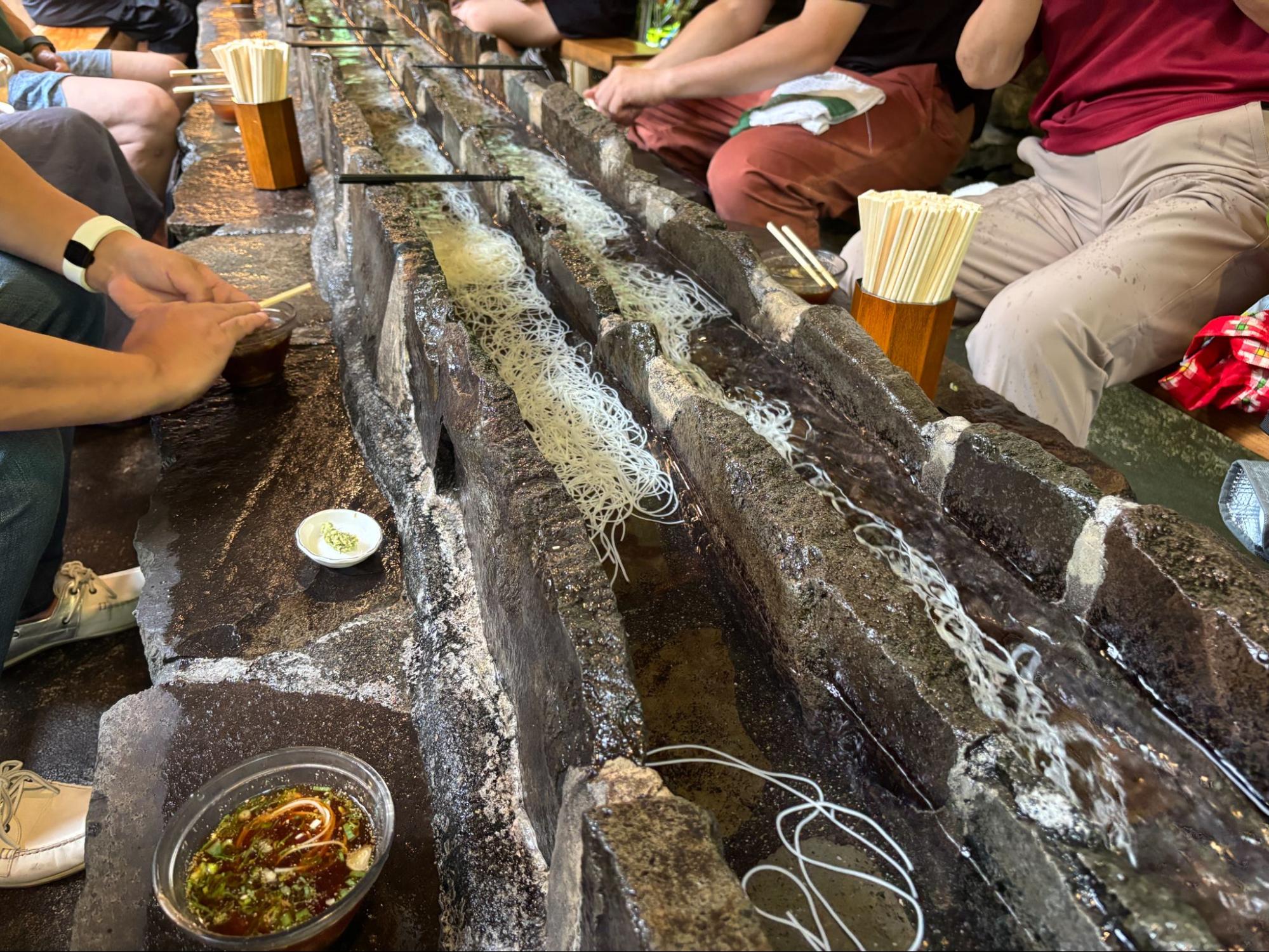 阿弥陀ヶ滝荘の流しそうめん_01-05
