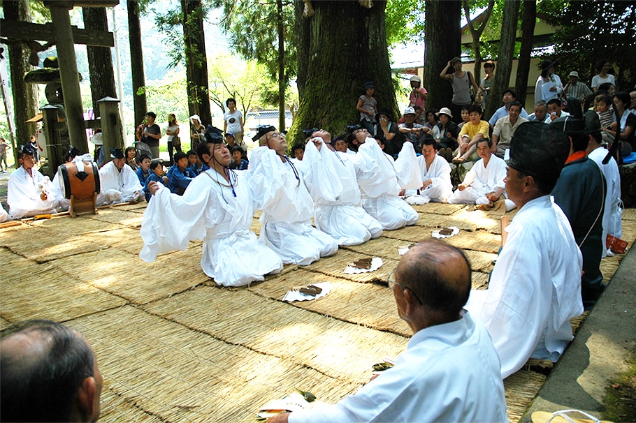 （野祭り）神前の舞い